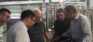 SMP集團德國技術(shù)專家來我司對模具及汽車門板總成技術(shù)交流和指導